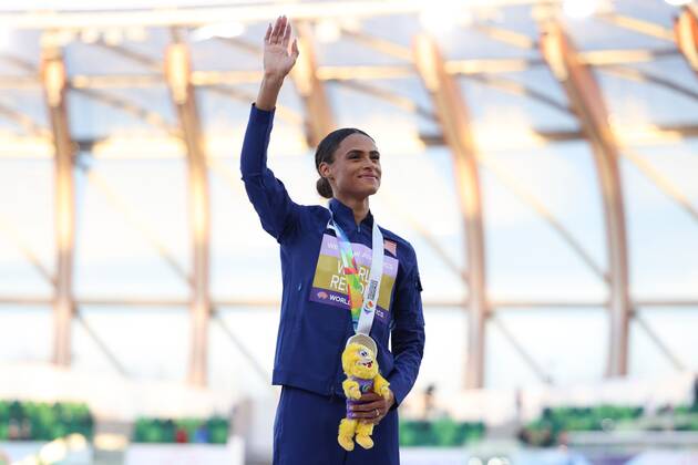 Mandatory Credit: Photo by Amanda Loman Shutterstock (13037097ah) Gold-medallist Sydney McLaughlin, of the United States, during the medal ceremony for the women s 400 hurdles 2022 World Athletics Championships, Day Eight Hayward Field, Eugene, Oregon, USA - 22 Jul 2022 2022 World Athletics Championships, Day Eight Hayward Field, Eugene, Oregon, USA - 22 Jul 2022 Copyright: xAmandaxLoman Shutterstockx 13037097ah