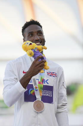 (220723) -- EUGENE, July 23, 2022 -- Bronze medalist Matthew Hudson-Smith of Britain poses for photos during the men s 400m awarding ceremony at the World Athletics Championships Oregon22 in Eugene, Oregon, the United States, July 22, 2022. ) (SP)U.S.-EUGENE-ATHLETICS-WORLD CHAMPIONSHIPS-MEN S 400M-AWARDING CEREMONY WangxYing 