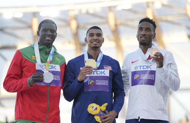 (220723) -- EUGENE, July 23, 2022 -- Gold medalist Michael Norman (C) of the United States, silver medalist Kirani James (L) of Grenada and bronze medalist Matthew Hudson-Smith of Britain pose for photos during the men s 400m awarding ceremony at the World Athletics Championships Oregon22 in Eugene, Oregon, the United States, July 22, 2022. ) (SP)U.S.-EUGENE-ATHLETICS-WORLD CHAMPIONSHIPS-MEN S 400M-AWARDING CEREMONY WangxYing 
