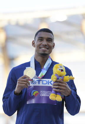 (220723) -- EUGENE, July 23, 2022 -- Gold medalist Michael Norman of the United States poses for photos during the men s 400m awarding ceremony at the World Athletics Championships Oregon22 in Eugene, Oregon, the United States, July 22, 2022. ) (SP)U.S.-EUGENE-ATHLETICS-WORLD CHAMPIONSHIPS-MEN S 400M-AWARDING CEREMONY WangxYing 