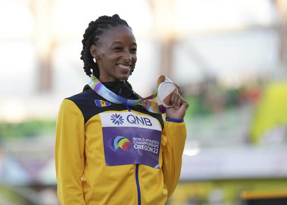 (220723) -- EUGENE, July 23, 2022 -- Bronze medalist Sada Williams of Barbados poses for photos during the women s 400m awarding ceremony at the World Athletics Championships Oregon22 in Eugene, Oregon, the United States, July 22, 2022. ) (SP)U.S.-EUGENE-ATHLETICS-WORLD CHAMPIONSHIPS-WOMEN S 400M-AWARDING CEREMONY WangxYing 