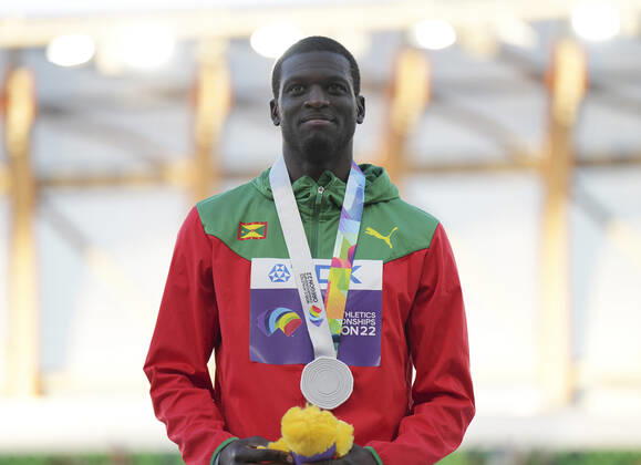 (220723) -- EUGENE, July 23, 2022 -- Silver medalist Kirani James of Grenada poses for photos during the men s 400m awarding ceremony at the World Athletics Championships Oregon22 in Eugene, Oregon, the United States, July 22, 2022. ) (SP)U.S.-EUGENE-ATHLETICS-WORLD CHAMPIONSHIPS-MEN S 400M-AWARDING CEREMONY WangxYing 