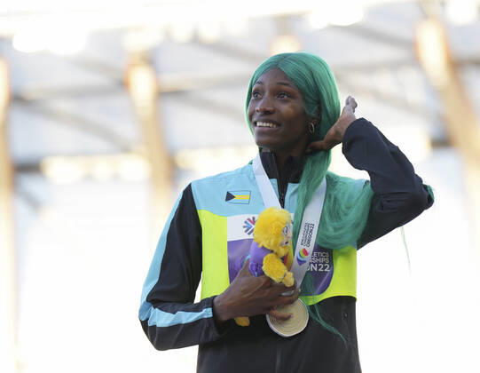 (220723) -- EUGENE, July 23, 2022 -- Gold medalist Shaunae Miller-Uibo of Bahamas poses for photos during the women s 400m awarding ceremony at the World Athletics Championships Oregon22 in Eugene, Oregon, the United States, July 22, 2022. ) (SP)U.S.-EUGENE-ATHLETICS-WORLD CHAMPIONSHIPS-WOMEN S 400M-AWARDING CEREMONY WangxYing 
