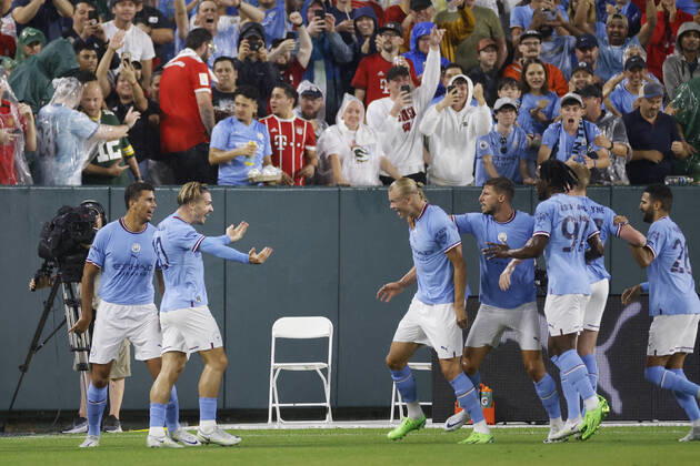 Bilder des Jahres 2022, Sport 07 Juli Sport Themen der Woche KW29 Sport Bilder des Tages GREEN BAY, WI - JULY 23: Manchester City forward Erling Haaland (9) and midfielder Jack Grealish (10) are congratulated by teammates after a goal against Bayern Munich on July 23, 2022 at Lambeau Field in Green Bay, Wisconsin. (Photo by Joe Robbins Icon Sportswire) SOCCER: JUL 23 Manchester City v Bayern Munich Icon573220723013