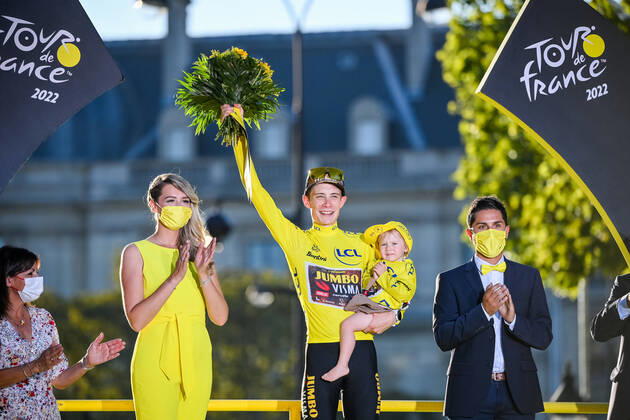 Bilder des Jahres 2022, Sport 07 Juli Sport Themen der Woche KW29 Sport Bilder des Tages Danish Jonas Vingegaard of Jumbo-Visma celebrates on the podium in the yellow jersey of leader in the overall ranking after stage 21, the final stage of the Tour de France cycling race, from Paris la Defense Arena to Paris Champs-Elysees, France, on Sunday 24 July 2022. This year s Tour de France takes place from 01 to 24 July 2022. - UK OUT DAVIDxSTOCKMAN  x37789660x
