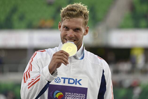 Bilder des Jahres 2022, Sport 07 Juli Sport Themen der Woche KW29 Sport Bilder des Tages zEUGENE, THE UNITED STATES OF AMERICA - JULY 24 : Kevin Mayer (FRA) pictured with the gold medal during the podium ceremony after the men s Decathlon on day 10 of the World Athletics Championships Oregon 22 on July 24, 2022 in Eugene, The United States of America, 24 07 2022 ( World Athletics Championships Oregon 22 - day 10 PhotoNews Panoramic 