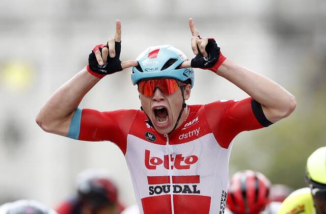 Bilder des Jahres 2022, Sport 07 Juli Sport Themen der Woche KW30 Sport Bilder des Tages ROCHEFORT, BELGIUM - JULY 25 : Arnaud De Lie of Lotto Soudal celebrates during the third stage Vise to Rochefort of the Ethias Tour De Wallonie 2022 on july 25, 2022 in Rochefort, Belgium, 25 07 2022 ( Ethias Tour de Wallonie 2022 - Stage 3 PhotoNews Panoramic 