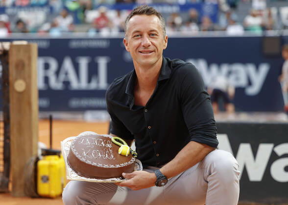 Bilder des Jahres 2022, Sport 07 Juli Sport Themen der Woche KW30 Sport Bilder des Tages Philipp Kohlschreiber wird auf dem Centre Court geehrt nach Beendigung seiner aktiven Spielzeit, Ehrung, Praesentation Tennis - Generali Open Kitzbuehel 2022 - ATP, Tennis Herren 250 - Kitzbuehler Tennis Club - Kitzbuehel - Tirol - Oesterreich - 26 July 2022. Copyright: xJuergenxHasenkopfx