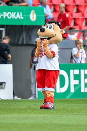 Jahni, das Maskottchen des SSV Jahn Regensburg. GER, SSV Jahn Regensburg gegen 1. FC Koeln, Fussball, DFB-Pokal, 1. Hauptrunde, Saison 2022 2023, 30.07.2022. (DFL DFB REGULATIONS PROHIBIT ANY USE OF PHOTOGRAPHS as IMAGE SEQUENCES and or QUASI-VIDEO). GER, SSV Jahn Regensburg gegen 1. FC Koeln, Fussball, DFB-Pokal, 1. Hauptrunde, Saison 2022 2023, 30.07.2022. Regensburg Copyright: xEibnerxPressefoto HeikexFeinerx EP_EER