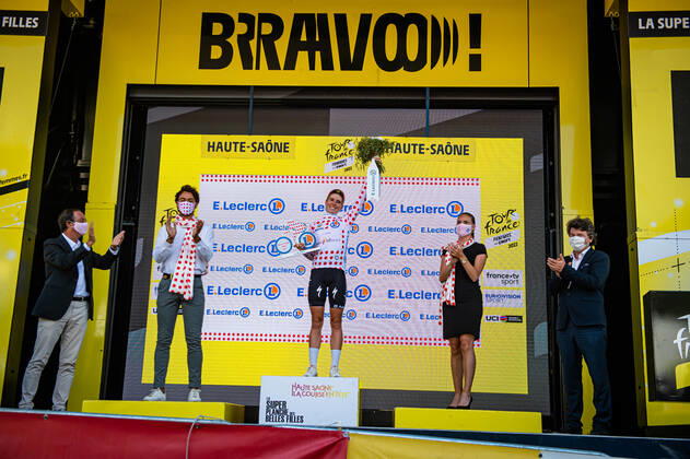 VOLLERING Demi: Tour de France Femmes 2022 8. Stage VOLLERING Demi ( NED ) TEAM SD WORX ( SDW ) - NED Mountain Jersey - Best Climber - Award Ceremony Medal Ceremony Podium - Querformat - quer - horizontal - Landscape - Event Veranstaltung: Tour de France Femmes avec Zwift 8. Stage - Category Kategorie: Cycling - Road cycling, Rad, Radsport, Strasse - Cycling Tour - Elite Women - 2.WWT - Location Ort: Europe France - Start: Lure - Finish - La Super Plance Des Belles Filles - Discipline: Road Race ( RR ) - Cycling Tour - Distance: 123,3 km - Date Datum: 31.07.2022 Sunday -