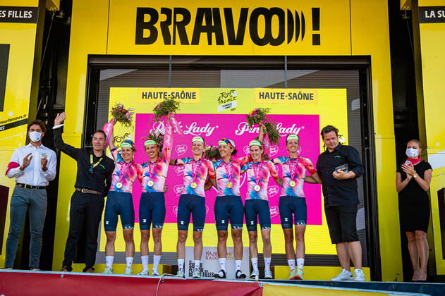 CANYON SRAM RACING: Tour de France Femmes 2022 8. Stage CHABBEY Elise ( SUI ) - NIEWIADOMA Katarzyna ( POL ) - AMIALIUSIK Alena ( BLR ) - PALADIN Soraya (ITA ) - CROMWELL Tiffany ( AUS ) - ROOIJAKKERS Pauliena ( NED ) - LAUKE Ronny ( GER ) - Director - Team Manager CANYON SRAM RACING ( CSR ) - GER Best Team - Award Ceremony Medal Ceremony Podium - Querformat - quer - horizontal - Landscape - Event Veranstaltung: Tour de France Femmes avec Zwift 8. Stage - Category Kategorie: Cycling - Road cycling, Rad, Radsport, Strasse - Cycling Tour - Elite Women - 2.WWT - Location Ort: Europe France - Start: Lure - Finish - La Super Plance Des Belles Filles - Discipline: Road Race ( RR ) - Cycling Tour - Distance: 123,3 km - Date Datum: 31.07.2022 Sunday -