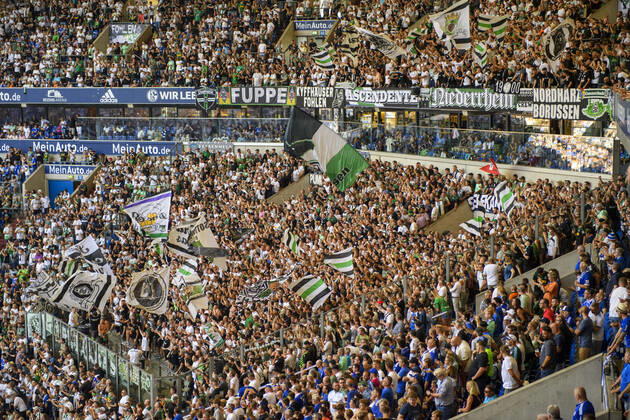 Fußball: 1. Liga, Saison 2022 2023, 2. Spieltag, FC Schalke 04 - Borussia Mönchengladbach am 13.08.2022 in der Veltins-Arena in Gelsenkirchen. Gladbach Fans im Gästeblock, DFL REGULATIONS PROHIBIT ANY USE OF PHOTOGRAPHS AS IMAGE SEQUENCES AND OR QUASI-VIDEO. Copyright: xNeundorf Kirchner-Mediax