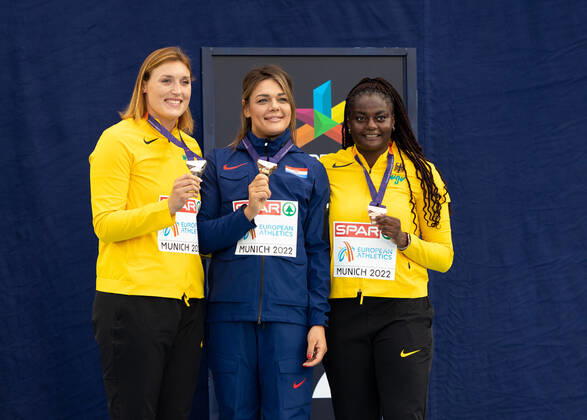 European Championships Munich22; Leichtathletik, 17.08.2022 Siegerehrung Diskuswerfen Frauen (von links): Kristin Pudenz (GER), Sandra Perkovic (CRO) und Claudine Vita (GER); European Championships Munich22 - Leichtathletik - Medal Ceremony am 17.08.2022 im Olympiapark in Muenchen (Deutschland). Copyright: xBEAUTIFULxSPORTS R.xSchmittx