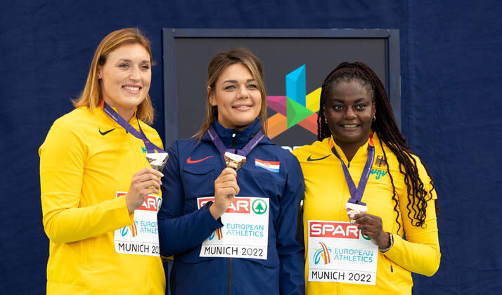 European Championships Munich22; Leichtathletik, 17.08.2022 Siegerehrung Diskuswerfen Frauen (von links): Kristin Pudenz (GER), Sandra Perkovic (CRO) und Claudine Vita (GER); European Championships Munich22 - Leichtathletik - Medal Ceremony am 17.08.2022 im Olympiapark in Muenchen (Deutschland). Copyright: xBEAUTIFULxSPORTS R.xSchmittx
