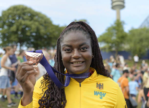 Claudine VITA (GER 3.Platz) mit der Bronzemedaille, Medaille, Bronze, Siegerehrung Diskus der Frauen, am 17.08.2022 Leichtathletik Europameisterschaft 2022, European Championships, vom 15.08. - 21.08.2022 in Muenchen Deutschland. Â
