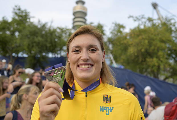 Kristin PUDENZ (GER 2.Platz) mit der Silbermedaille, Medaille, Silber, Siegerehrung Diskus der Frauen, am 17.08.2022 Leichtathletik Europameisterschaft 2022, European Championships, vom 15.08. - 21.08.2022 in Muenchen Deutschland. Â