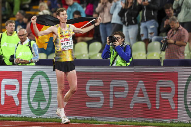 Bilder des Jahres 2022, Sport 08 August Sport Themen der Woche KW33 Sport Bilder des Tages European Championships Munich22; Leichtathletik, 18.08.2022 Tobias Potye (GER) mit Deutschland-Fahne; European Championships Munich22 am 18.08.22 im Olympiastadion in Muenchen, Deutschland. Copyright: xBEAUTIFULxSPORTS AxelxKohringx
