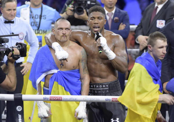 Bilder des Jahres 2022, Sport 08 August Sport Themen der Woche KW33 JEDDAH, SAUDI ARABIA - AUGUST 20: Anthony Joshua makes a speech after being defeated by Oleksandr Usyk in the Rage on the Red Sea Heavyweight Title Fight at King Abdullah Sports City Arena on August 20, 2022 in Jeddah, Saudi Arabia. (Photo by Khalid Alhaj) SPO  Copyright: xKhalidxAlhaj