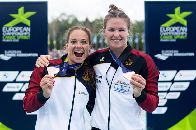 Bilder des Jahres 2022, Sport 08 August Sport Themen der Woche KW33 Sport Bilder des Tages HAKE Jule, PASZEK Paulina (GER) celebrating their bronze medal, Womens Kayak Double 200 Meter, GER, Canoe Sprint (Kanu Sprint), European Championships Munich 2022, 21.08.2022 Photo: Eibner Memmler GER, Canoe Sprint (Kanu Sprint), European Championships Munich 2022, 21.08.2022 Munich Copyright: xEibner Memmlerx EP_MMR