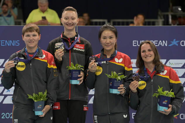 European Championships Munich 2022 am 21.08.2022 in der Rudi-Sedlmayer-Halle in München Damen Siegerehrung Einzel: V. l.n.r.: 2. Platz Nina Mittelham ( GER ), 1. Platz für Sofia Polcanova ( AUT ), 3. Platz Shan Xiaona ( GER ) und Sabine Winter ( GER )