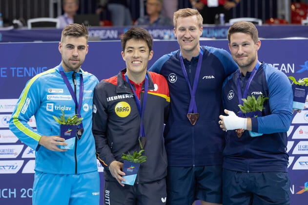 Tischtennis Europameisterschaften Siegerehrung: Von links Darko Jorgic (Slowenien), Europameister Dang Qui (Deutschland), Mattias Falck (Schweden) und Kristian Karlsson (Schweden). Tischtennis Europameisterschaften als Teil der European Championships vom 13. bis 21. August in München., München Bayern Deutschland Rudi-Sedlmayer-Halle