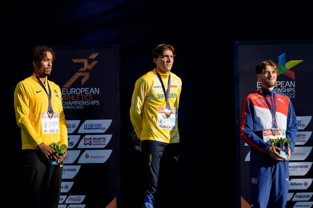 220821 Bo Kanda Lita Bahre of Germany, Armand Duplantis of Sweden and Pal Haugen Lillefosse of Norway celebrate at the medal ceremony for men?s pole vault during day 11 of the European Championships on August 21, 2022 in Munich. Photo: Vegard Grott BILDBYRAN kod VG VG0339 friidrott athletics friidrett europamästerskap em em 2022 european championships munich 2022 munchen-em day 11 bbeng jubel celebration em-guld stavhopp pole vault sverige norge sweden norway Copyright: VEGARDxGRoTT BB220821VG020