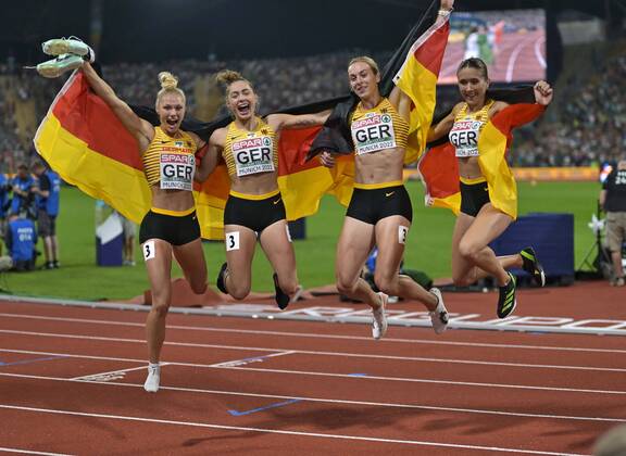 Bilder des Jahres 2022, Sport 08 August Sport Themen der Woche KW33 21.08.2022, European Championchips München 2022, 100 Meter Staffel der Frauen, Die Frauen freuen sich über die goldene Medaille v.l. Lisa Mayer, Gina Lückenkemper, Alexandra Burghard und Rebekka Haase (alle GER)