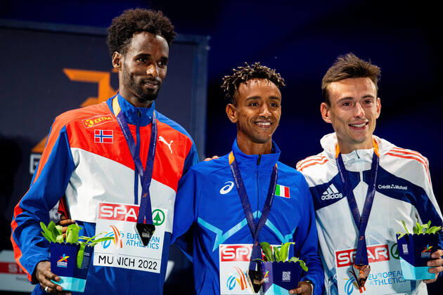 Bilder des Jahres 2022, Sport 08 August Sport Themen der Woche KW33 Sport Bilder des Tages 220821 Zerei Kbrom Mezngi of Norway, Yemaneberhan Crippa of Italy and Yann Schrub of France at the medal ceremony for men?s 10000 meter final during day 11 of the European Championships on August 21, 2022 in Munich. Photo: Vegard Grott BILDBYRAN kod VG VG0339 friidrott athletics friidrett europamästerskap em em 2022 european championships munich 2022 munchen-em day 11 bbeng norge italia frankrike Copyright: VEGARDxGRoTT BB220821VG076