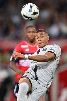 LILLE - Kylian Mbappe of Paris Saint-Germain scores after seconds during the French Ligue 1 match between Lille OSC and Paris Saint Germain at the Pierre-Mauroy Stadium on August 21, 2022 in Lille, France. ANP Dutch Height Gerrit van Keulen Ligue 1 Uber Eats 2022 2023 xVIxANPxSportx xGerritxvanxKeulenxIVx