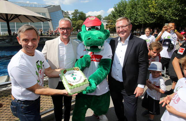 Bilder des Jahres 2022, Sport 08 August Sport Themen der Woche KW34 Sport Bilder des Tages BAU 22.08.2022 Stuttgart Fußball VfB Stuttgart Fritzles 30. Geburtstag, v.l. Dr. Thomas Kölpin (Direktor Wilhelma), VfB-Vorstandsvorsitzender Alexander Wehrle , Maskottchen Fritzle, Sven Busch (Geschäftsführer AOK Stuttgart-Böblingen)