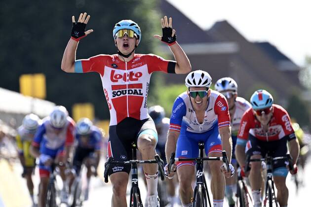 Bilder des Jahres 2022, Sport 08 August Sport Themen der Woche KW34 Sport Bilder des Tages ZOTTEGEM, BELGIUM - AUGUST 23 : De Lie Arnaud (BEL) of Lotto Soudal wins & Demare Arnaud (FRA) of Groupama - FDJ during the 2022 Egmont cycling race with start and finish in Zottegem on August 23, 2022 in Zottegem, Belgium, 23 08 2022 ( 2022 Egmont cycling race PhotoNews Panoramic 