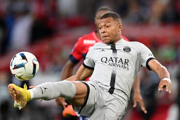 LILLE - Kylian Mbappe of Paris Saint-Germain scores after seconds during the French Ligue 1 match between Lille OSC and Paris Saint Germain at the Pierre-Mauroy Stadium on August 21, 2022 in Lille, France. ANP Dutch Height Gerrit van Keulen Ligue 1 Uber Eats 2022 2023 xVIxANPxSportx xGerritxvanxKeulenxIVx