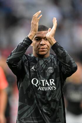 LILLE - Kylian Mbappe of Paris Saint-Germain salutes the supporters during the French Ligue 1 match between Lille OSC and Paris Saint Germain at the Pierre-Mauroy Stadium on August 21, 2022 in Lille, France. ANP Dutch Height Gerrit van Keulen Ligue 1 Uber Eats 2022 2023 xVIxANPxSportx xGerritxvanxKeulenxIVx
