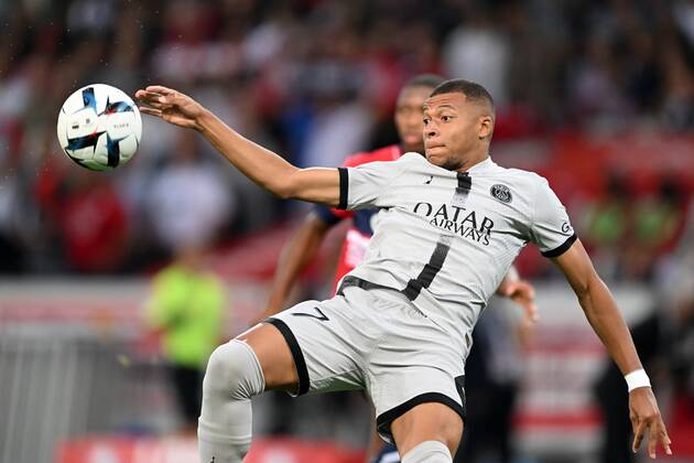 LILLE - Kylian Mbappe of Paris Saint-Germain scores after a few seconds of match during the French Ligue 1 match between Lille OSC and Paris Saint Germain at the Pierre-Mauroy Stadium on August 21, 2022 in Lille, France. ANP Dutch Height Gerrit van Keulen Ligue 1 Uber Eats 2022 2023 xVIxANPxSportx xGerritxvanxKeulenxIVx