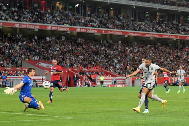 LILLE - Kylian Mbappe of Paris Saint-Germain scores during the French Ligue 1 match between Lille OSC and Paris Saint Germain at the Pierre-Mauroy Stadium on August 21, 2022 in Lille, France. ANP Dutch Height Gerrit van Keulen Ligue 1 Uber Eats 2022 2023 xVIxANPxSportx xGerritxvanxKeulenxIVx