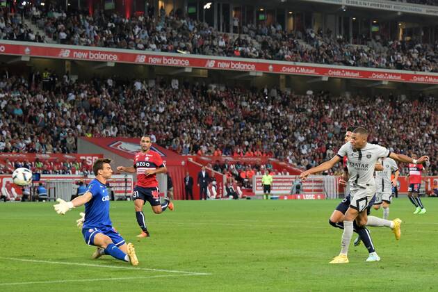 LILLE - Kylian Mbappe of Paris Saint-Germain scores during the French Ligue 1 match between Lille OSC and Paris Saint Germain at the Pierre-Mauroy Stadium on August 21, 2022 in Lille, France. ANP Dutch Height Gerrit van Keulen Ligue 1 Uber Eats 2022 2023 xVIxANPxSportx xGerritxvanxKeulenxIVx
