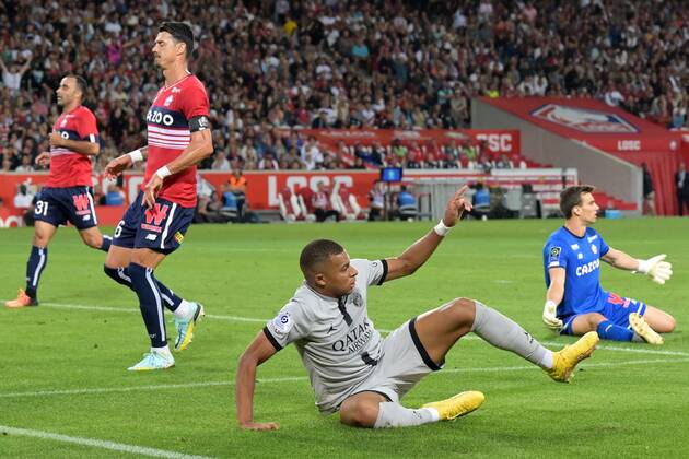 LILLE - Kylian Mbappe of Paris Saint-Germain celebrates his goal during the French Ligue 1 match between Lille OSC and Paris Saint Germain at the Pierre-Mauroy Stadium on August 21, 2022 in Lille, France. ANP Dutch Height Gerrit van Keulen Ligue 1 Uber Eats 2022 2023 xVIxANPxSportx xGerritxvanxKeulenxIVx