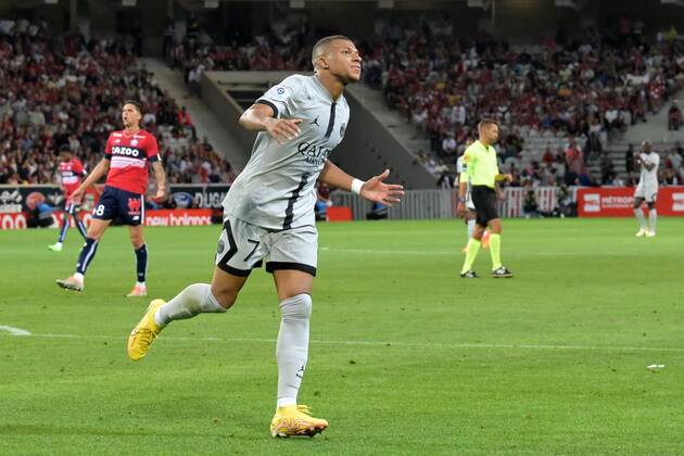 LILLE - Kylian Mbappe of Paris Saint-Germain celebrates his goal during the French Ligue 1 match between Lille OSC and Paris Saint Germain at the Pierre-Mauroy Stadium on August 21, 2022 in Lille, France. ANP Dutch Height Gerrit van Keulen Ligue 1 Uber Eats 2022 2023 xVIxANPxSportx xGerritxvanxKeulenxIVx