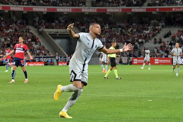 LILLE - Kylian Mbappe of Paris Saint-Germain celebrates his goal during the French Ligue 1 match between Lille OSC and Paris Saint Germain at the Pierre-Mauroy Stadium on August 21, 2022 in Lille, France. ANP Dutch Height Gerrit van Keulen Ligue 1 Uber Eats 2022 2023 xVIxANPxSportx xGerritxvanxKeulenxIVx
