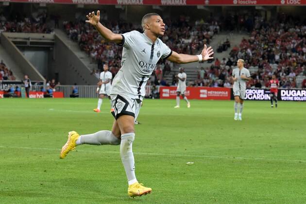 LILLE - Kylian Mbappe of Paris Saint-Germain celebrates his goal during the French Ligue 1 match between Lille OSC and Paris Saint Germain at the Pierre-Mauroy Stadium on August 21, 2022 in Lille, France. ANP Dutch Height Gerrit van Keulen Ligue 1 Uber Eats 2022 2023 xVIxANPxSportx xGerritxvanxKeulenxIVx