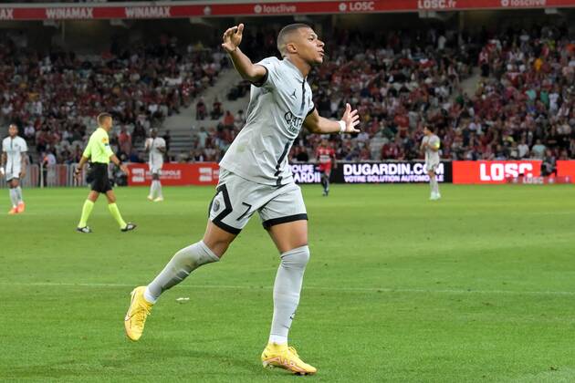 LILLE - Kylian Mbappe of Paris Saint-Germain celebrates his goal during the French Ligue 1 match between Lille OSC and Paris Saint Germain at the Pierre-Mauroy Stadium on August 21, 2022 in Lille, France. ANP Dutch Height Gerrit van Keulen Ligue 1 Uber Eats 2022 2023 xVIxANPxSportx xGerritxvanxKeulenxIVx