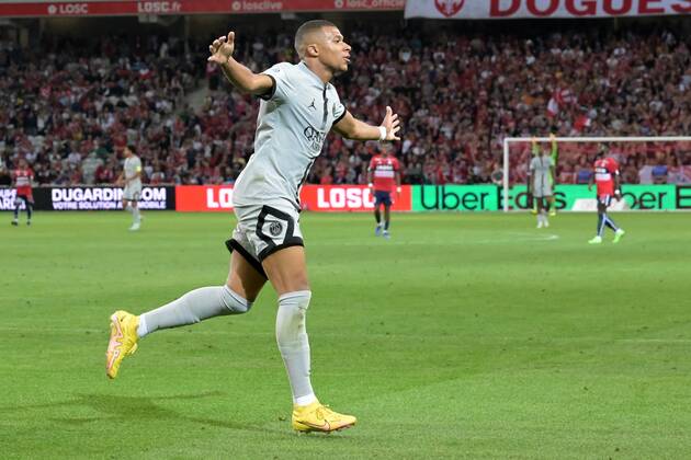 LILLE - Kylian Mbappe of Paris Saint-Germain celebrates his goal during the French Ligue 1 match between Lille OSC and Paris Saint Germain at the Pierre-Mauroy Stadium on August 21, 2022 in Lille, France. ANP Dutch Height Gerrit van Keulen Ligue 1 Uber Eats 2022 2023 xVIxANPxSportx xGerritxvanxKeulenxIVx
