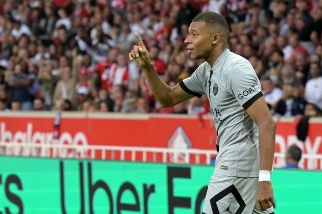LILLE - Kylian Mbappe of Paris Saint-Germain celebrates his goal during the French Ligue 1 match between Lille OSC and Paris Saint Germain at the Pierre-Mauroy Stadium on August 21, 2022 in Lille, France. ANP Dutch Height Gerrit van Keulen Ligue 1 Uber Eats 2022 2023 xVIxANPxSportx xGerritxvanxKeulenxIVx