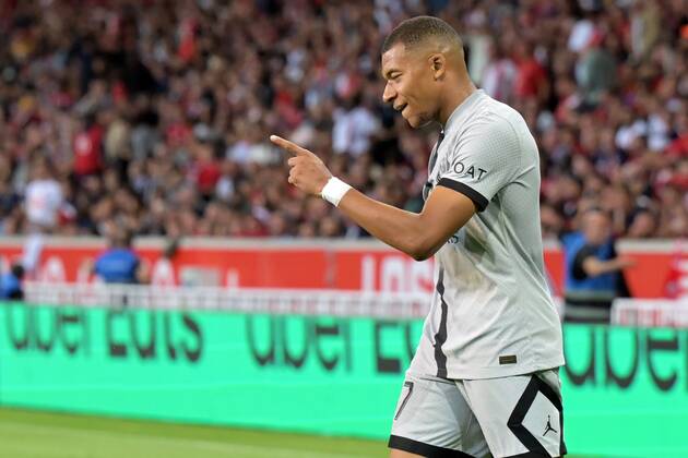 LILLE - Kylian Mbappe of Paris Saint-Germain celebrates his goal during the French Ligue 1 match between Lille OSC and Paris Saint Germain at the Pierre-Mauroy Stadium on August 21, 2022 in Lille, France. ANP Dutch Height Gerrit van Keulen Ligue 1 Uber Eats 2022 2023 xVIxANPxSportx xGerritxvanxKeulenxIVx