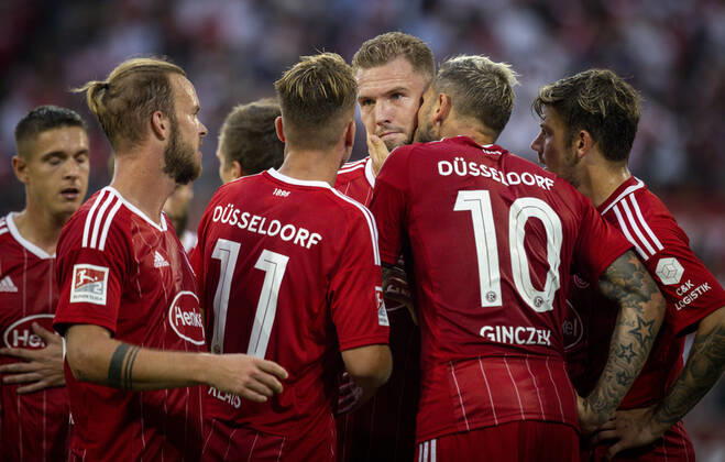 Bilder des Jahres 2022, Sport 08 August Sport Themen der Woche KW34 Sport Bilder des Tages Torjubel: Andre Hoffmann (F95) bekommt einen Kuss von Daniel Ginczek (F95) Fortuna Düsseldorf - Jahn Regensburg 26.08.2022, Fussball; Saison 2022 23 Foto: Moritz Müller