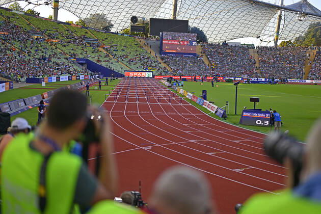 21.08.2022, European Championchips München 2022, Leichtathletik im Olympiastadion, DIe Hürden sind für den 100 Meter Hürdenlauf aufgebaut.
