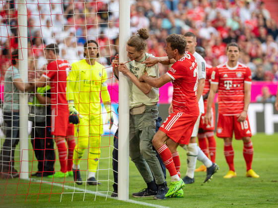 Bilder des Jahres 2022, Sport 08 August Sport Themen der Woche KW34 Sport Bilder des Tages Thomas Mueller (FC Bayern Muenchen, 25) will Flitzer daran hindern sich festzuketten, GER, FC Bayern Muenchen (FCB) vs. Borussia Moenchen Gladbach (BMG), Fussball, Bundesliga, 04. Spieltag, Spielzeit 2022 2023, 27.08.2022, DFB DFL regulations prohibit any use of photographs as image sequences and or quasi-video., GER, FC Bayern Muenchen (FCB) vs. Borussia Moenchen Gladbach (BMG), Fussball, Bundesliga, 04. Spieltag, Spielzeit 2022 2023, 27.08.2022 Muenchen Copyright: xEibner-Pressefoto SaschaxWaltherx EP_EER