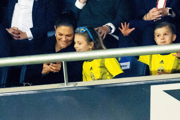 Kronprinsessan Victoria, prinsessan Estelle, prins Oscar och prins Daniel pa läktaren under VM-kvalmatchen i grupp B mellan Sverige och Kosovo pa Friends arena Stockholm Sverige SPO x2512x