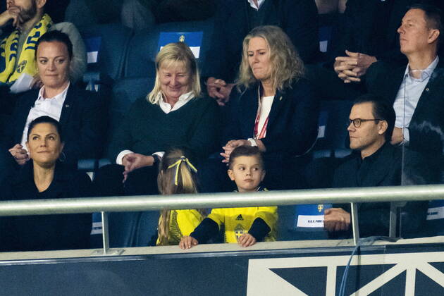 Kronprinsessan Victoria, prinsessan Estelle, prins Oscar och prins Daniel pa läktaren under VM-kvalmatchen i grupp B mellan Sverige och Kosovo pa Friends arena Stockholm Sverige SPO x2512x