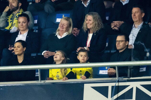Kronprinsessan Victoria, prinsessan Estelle, prins Oscar och prins Daniel pa läktaren under VM-kvalmatchen i grupp B mellan Sverige och Kosovo pa Friends arena Stockholm Sverige SPO x2512x